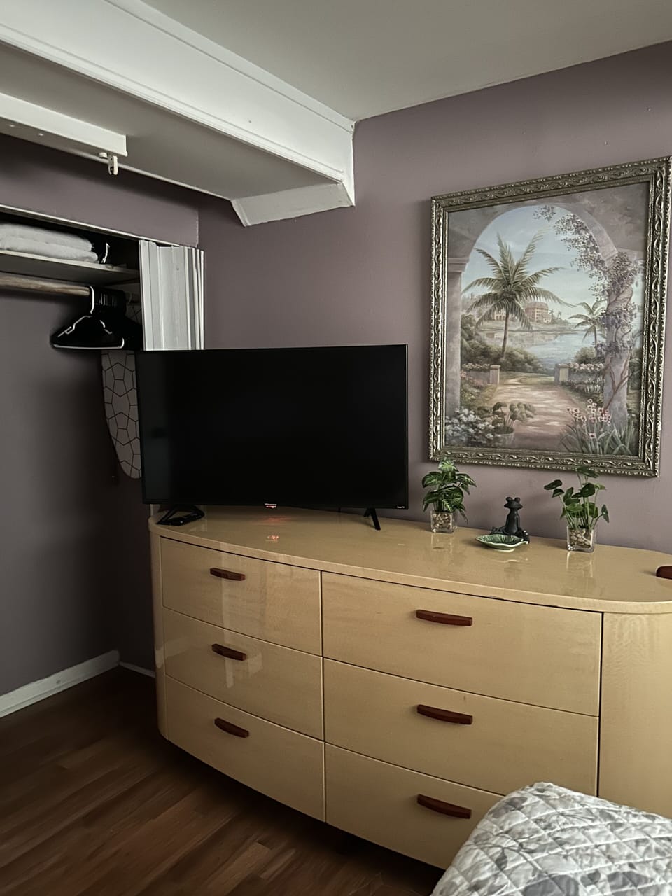 Bedroom with smart tv 