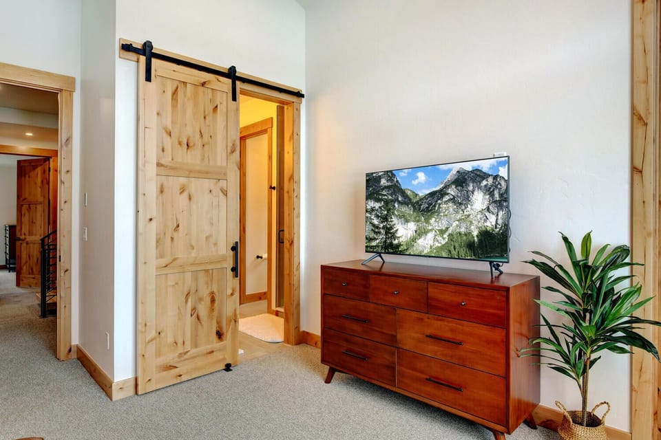 Master King with 50" Smart TV