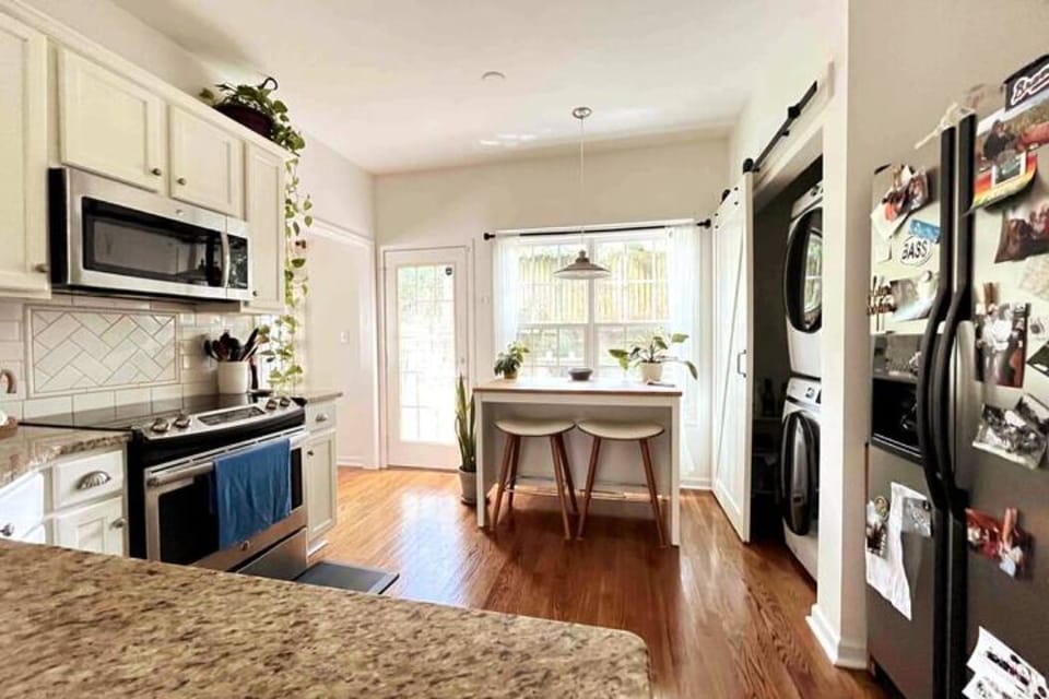 Kitchen: fully stocked, dishwasher, microwave, oven, washing machine and dryer.