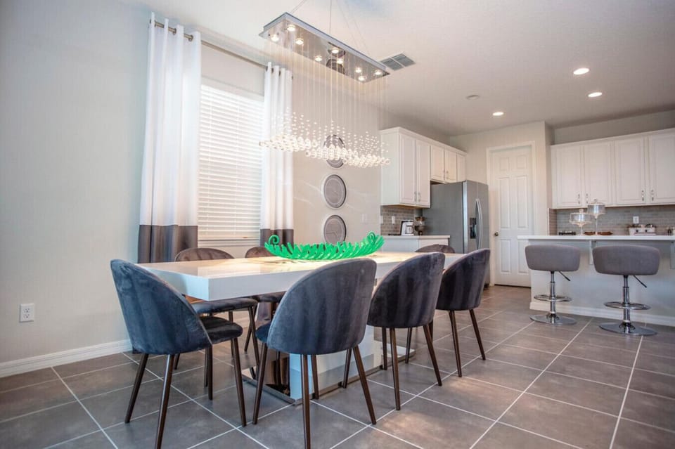 Dining area - Seating for up to 8