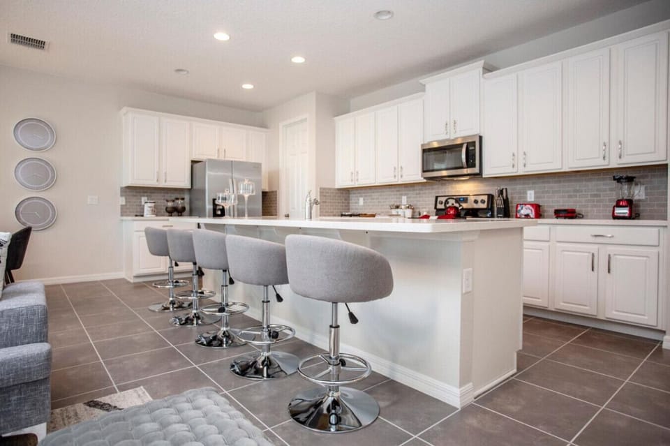Kitchen - Additional seating at breakfast bar for 5