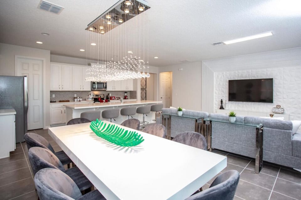 Dining area - Seating for up to 8