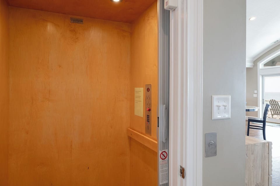 Elevator (Top Floor)