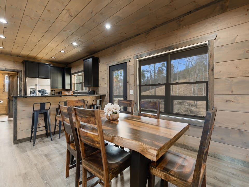 Dining Area - Seating for 6