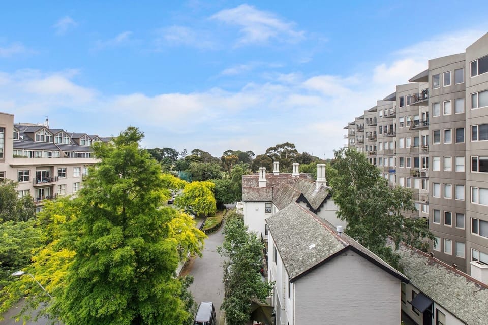 Immerse yourself in the vibrant surroundings of this contemporary apartment that offers a charming outlook.