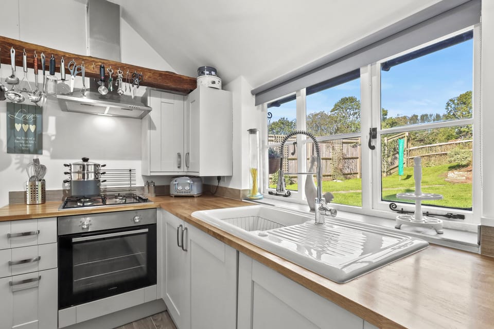 The fitted kitchen has a washing machine, a dishwasher, oven, fridge & freezer..