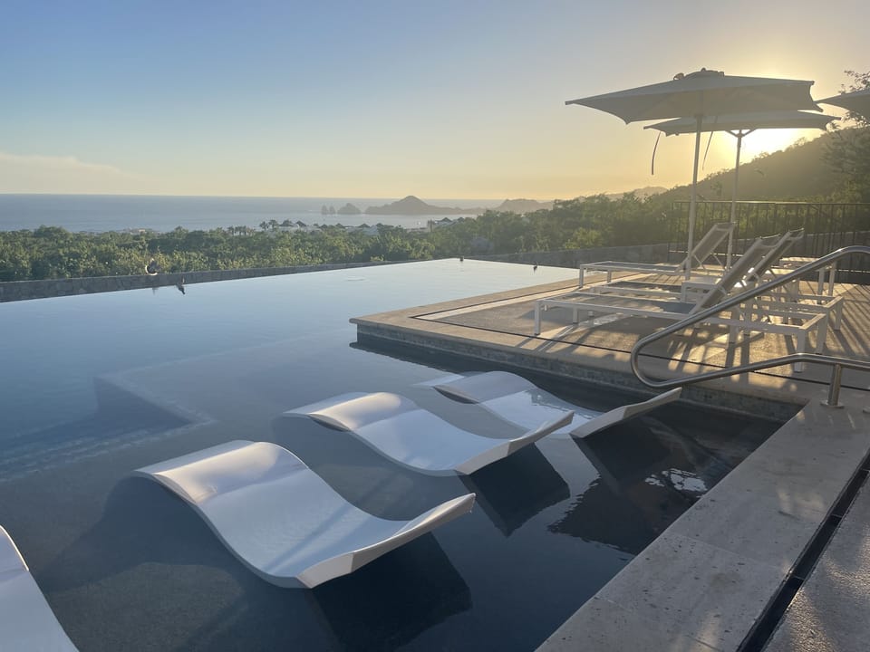 Negative edge pool and hottub with gorgeous views of Cabo rocks! 