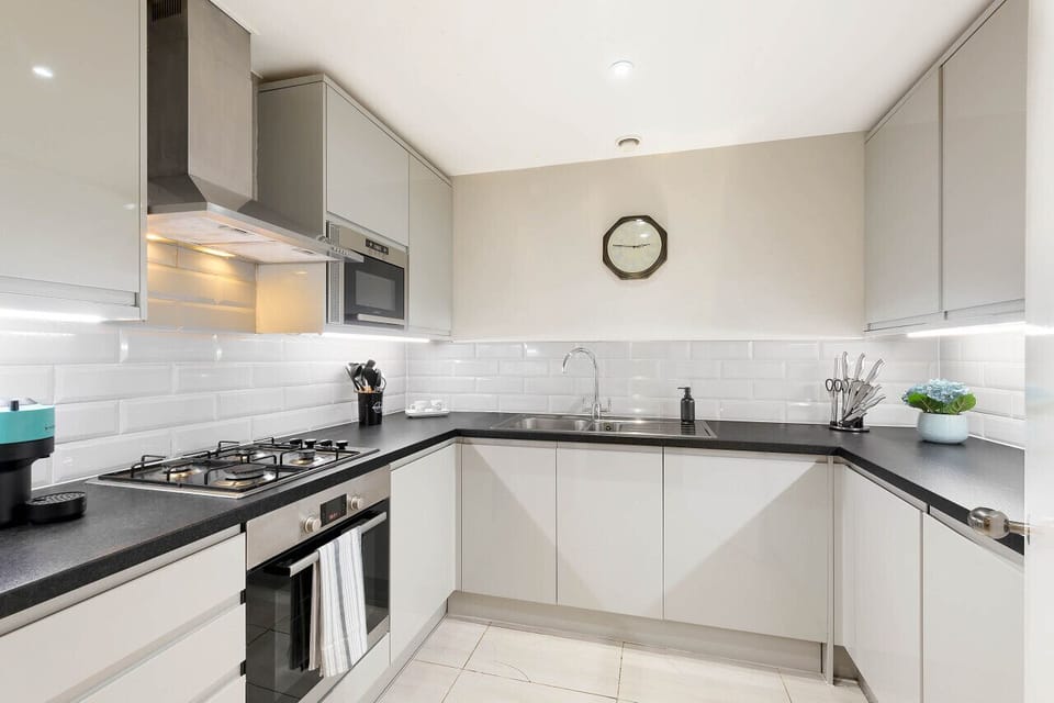Kitchen - Washer, Dryer, Oven, Fridge, Freezer, Microwave, Kitchen Utensils