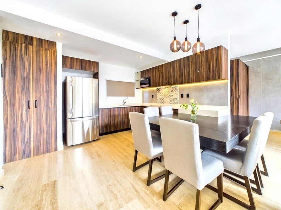 Dining for 6 + full kitchen & large fridge—great for groups