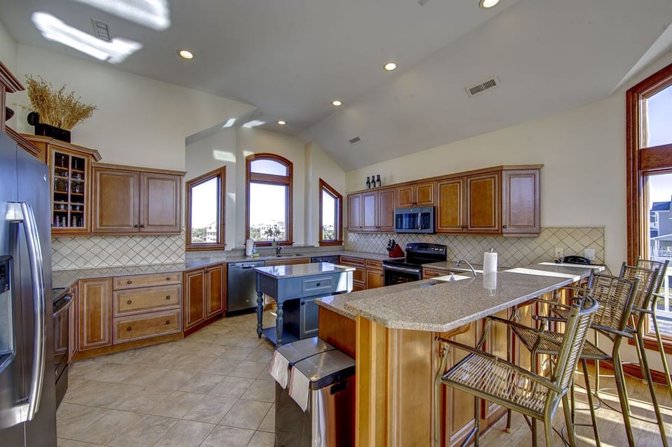 Large kitchen with dual appliances!