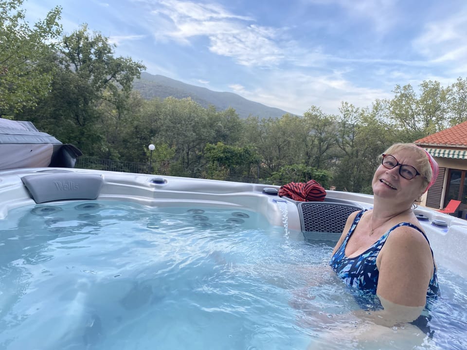 Outdoor spa tub