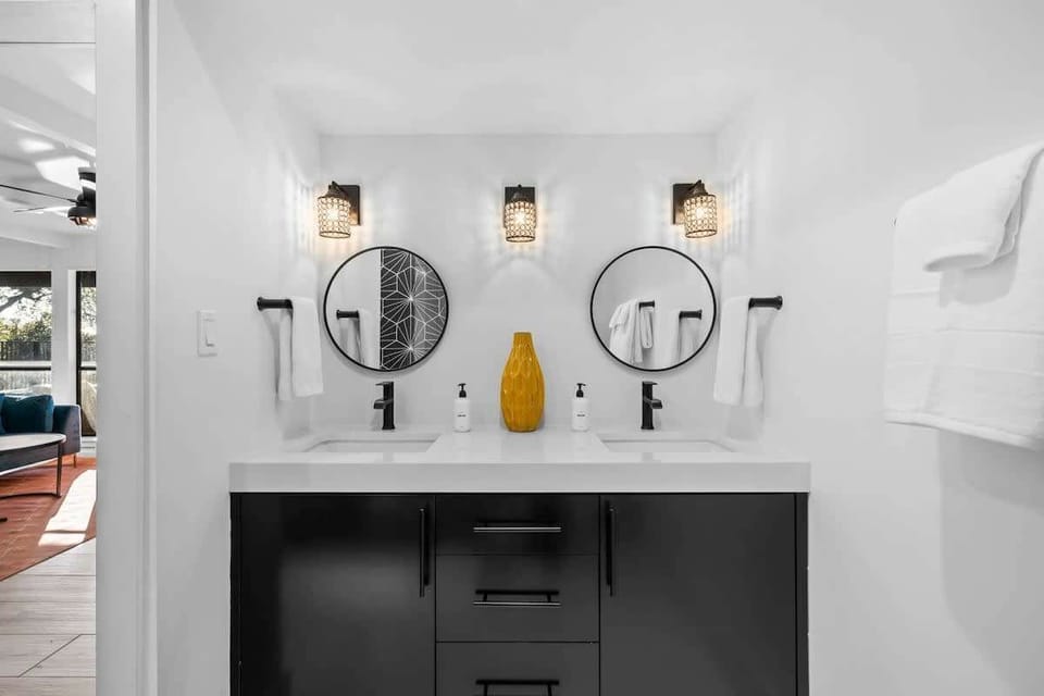 Full Bathroom 2