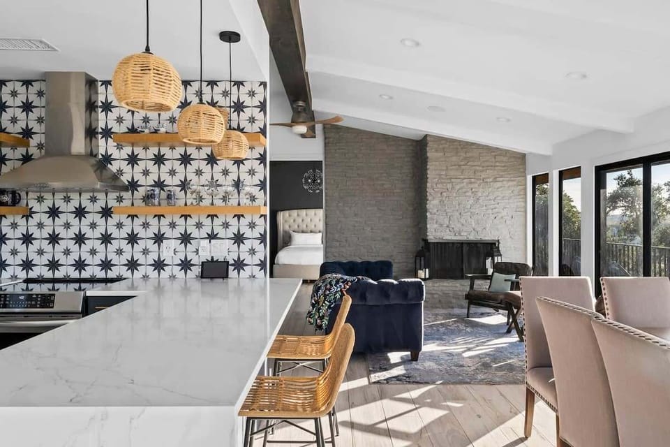 Breakfast Bar & Dining Area