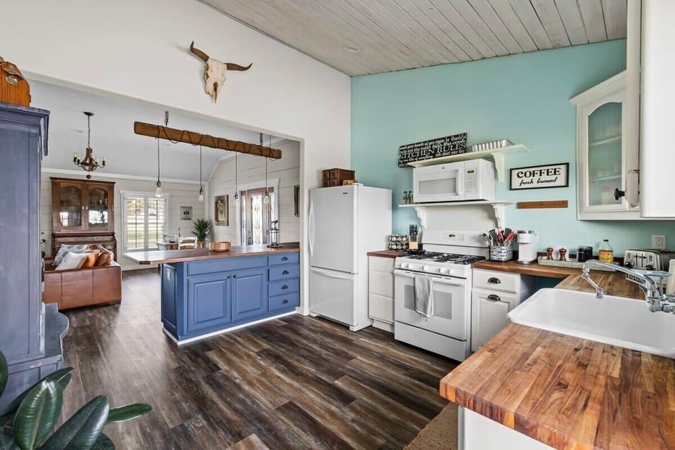 Full kitchen