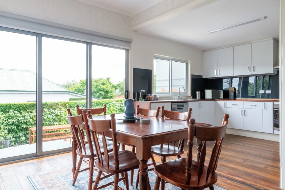 Six-seater dining space