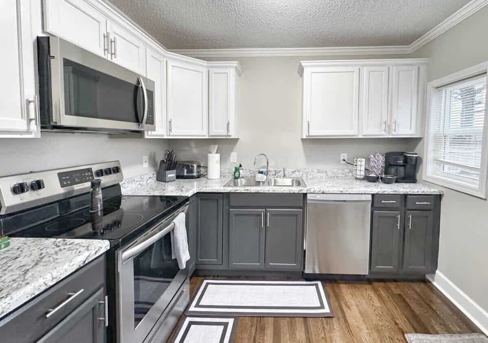Fully stocked, plenty of countertop space, modern appliances