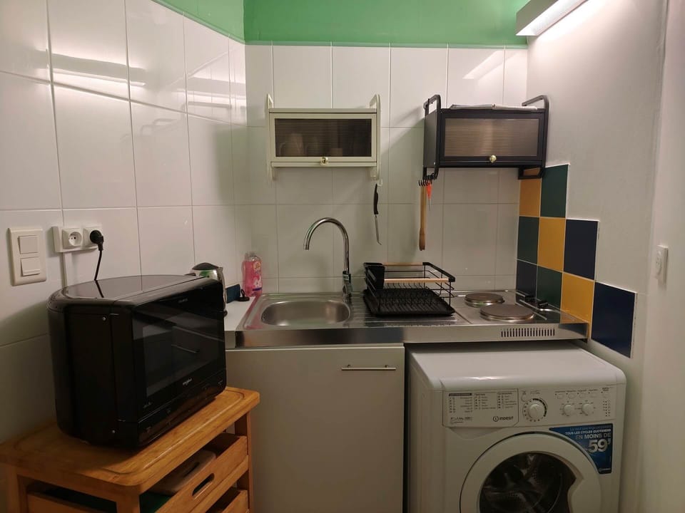Kitchenette toute equipee independante de la chambre