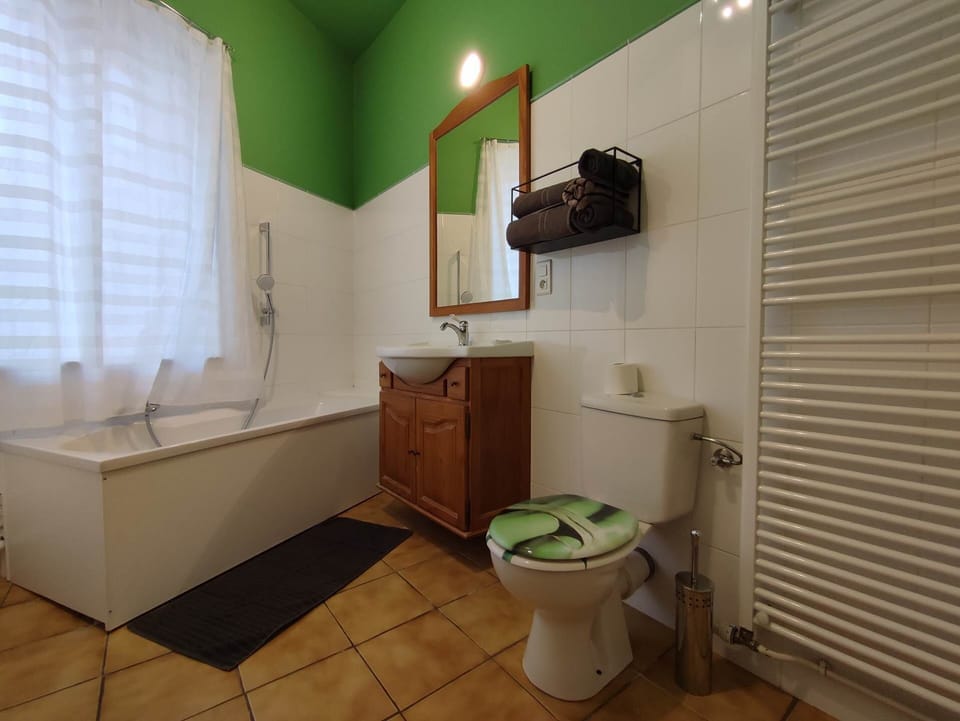 Salle de bain lumineuse avec baignoire