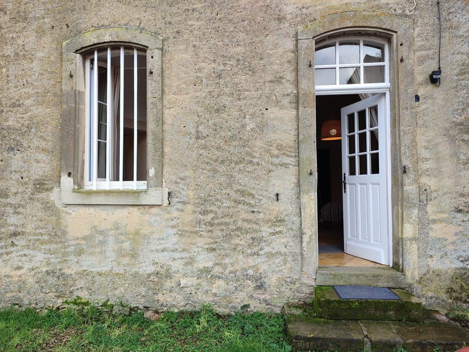 Entree principale du studio depuis le parking, deuxieme entree de l autre cote de la chambre vers le parc