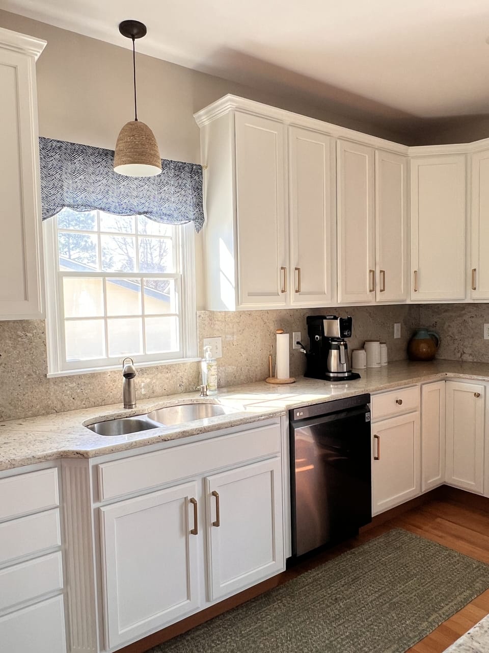 Brand new appliances in the fully equipped eat in kitchen.
