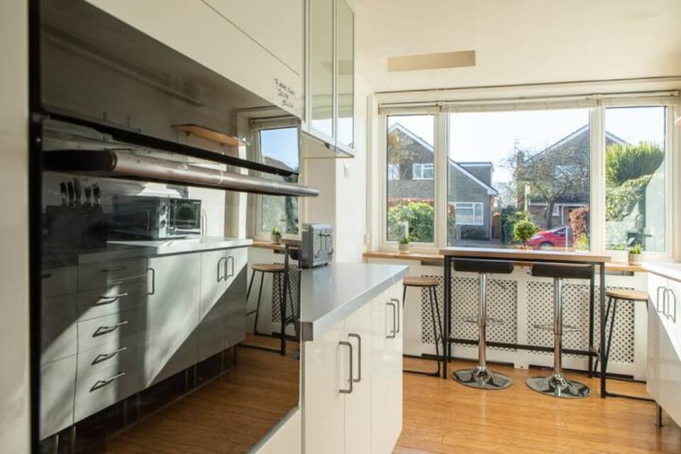 Kitchen Appliances/Kitchen Cabinets