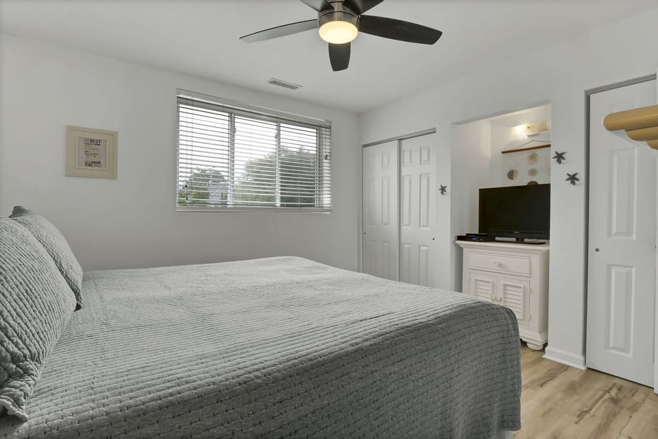 Comfortable, private king bedroom