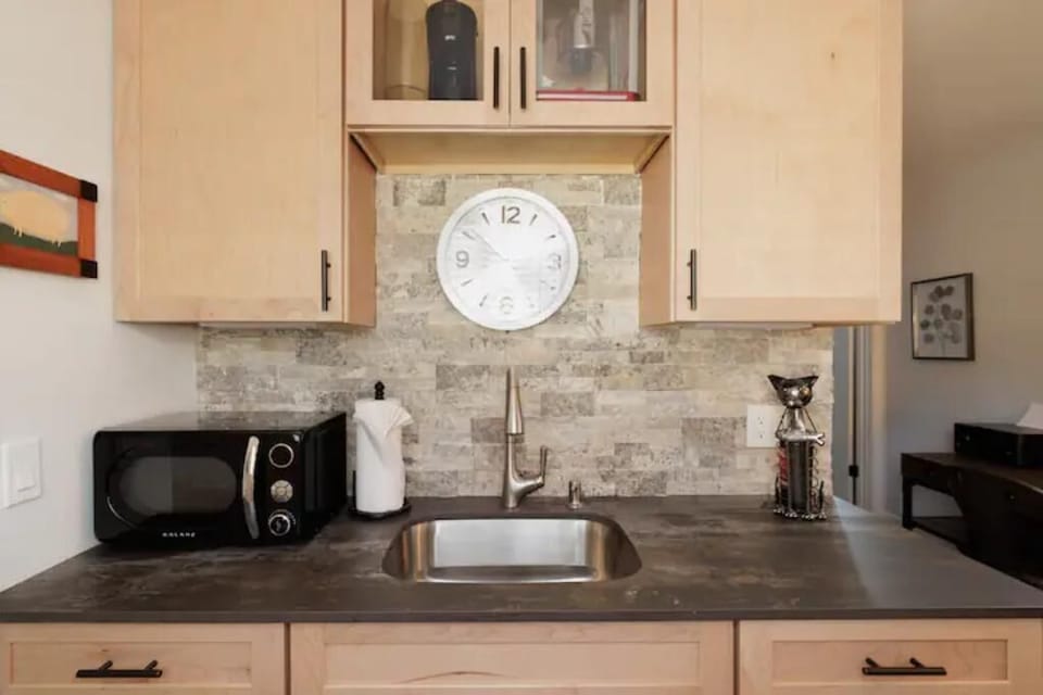 Downstairs kitchenette, w/ microwave, coffee maker, tea, coffee, sugar & dishes
