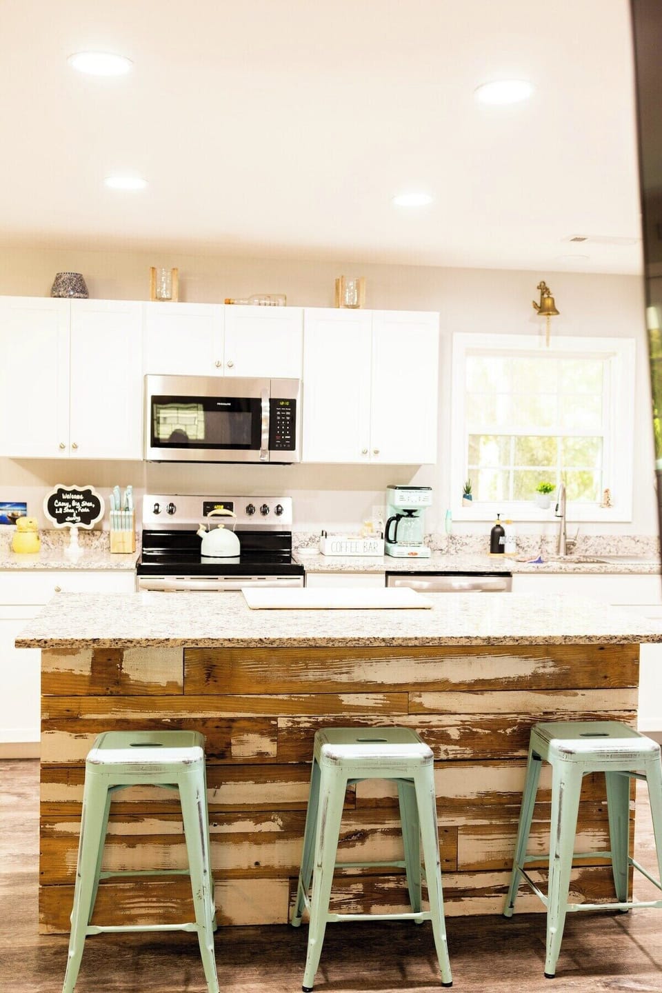 We love the counter space in this kitchen. 