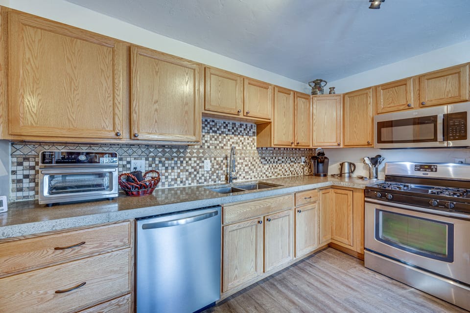 Kitchen | Keurig Coffee Maker | Dishwasher | Toaster Oven