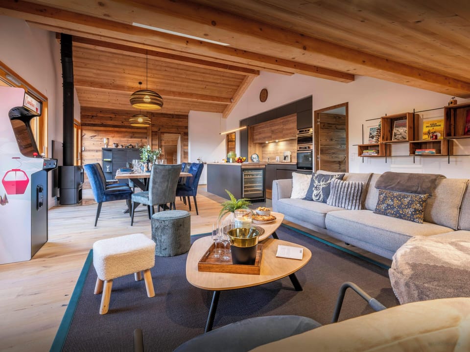 Lounge/Dining