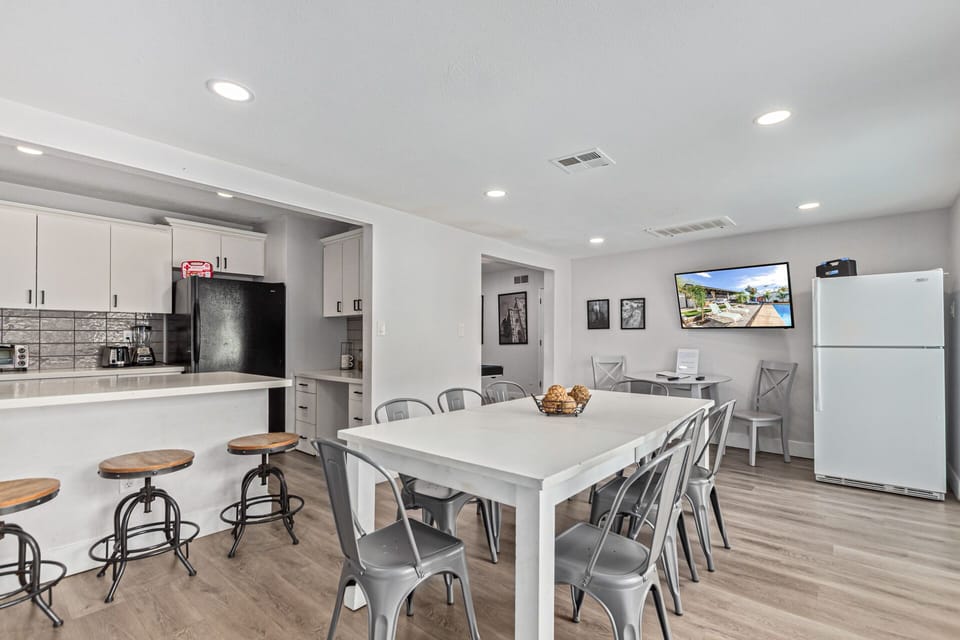 Spacious dining and kitchen area - 2nd fridge needed for large groups.