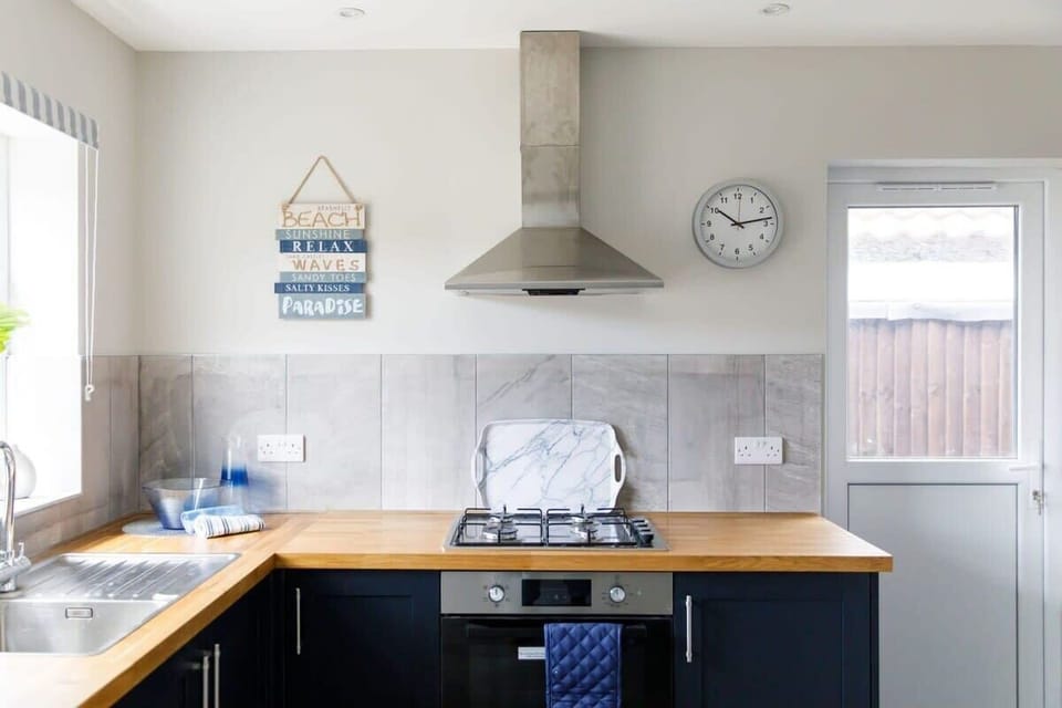 You will find an oven and gas hob.