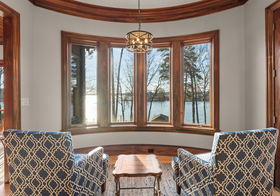GRAND HOUSE - Enjoy lake views from the sitting area.
