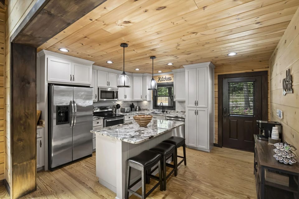 Modern amenities are available at this chef's haven.