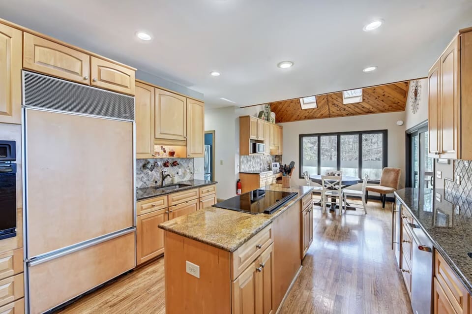 Large fridge, island cooktop, lake views