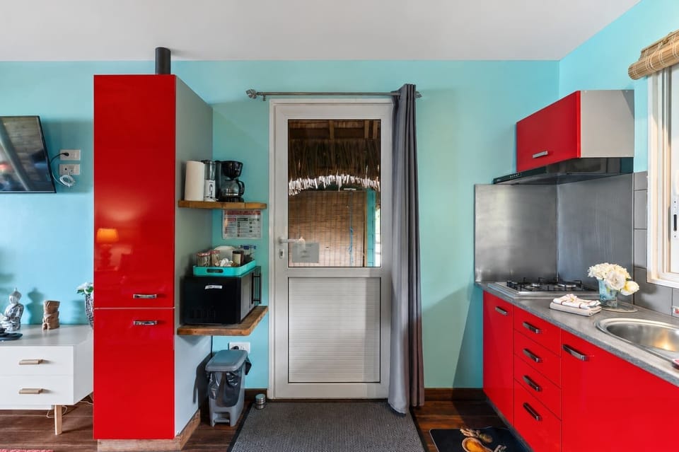 Fare Tipanier: the kitchen, with a gas hob and coffee maker