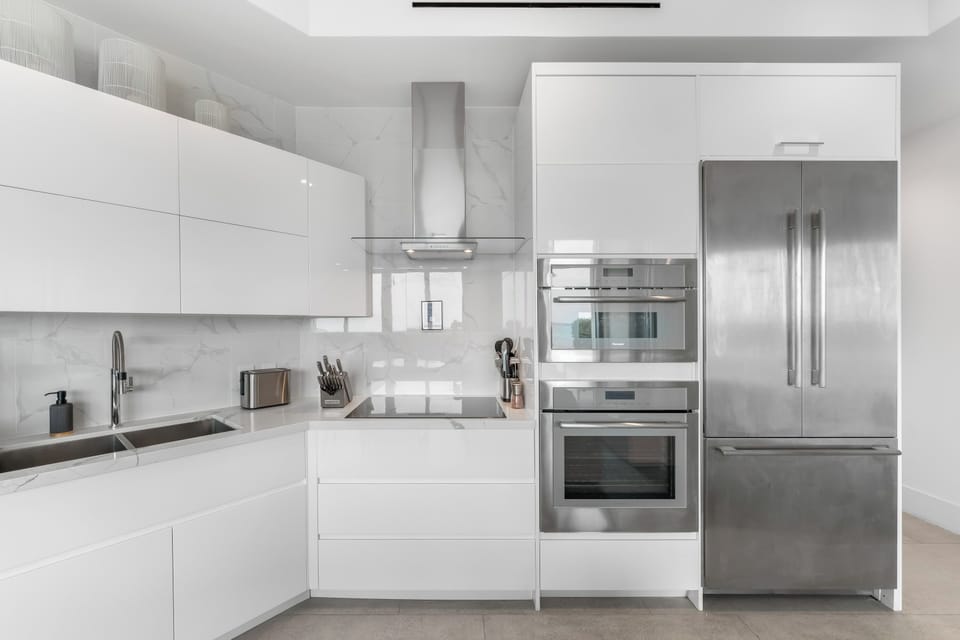 Full kitchen with modern appliances. 