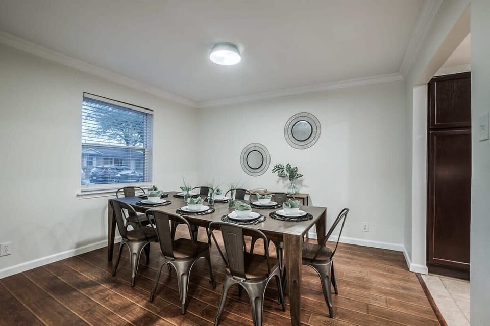 In this dining room, contemporary design meets classic elegance for a timeless atmosphere where everyone can comfortably gather to enjoy a delicious meal.