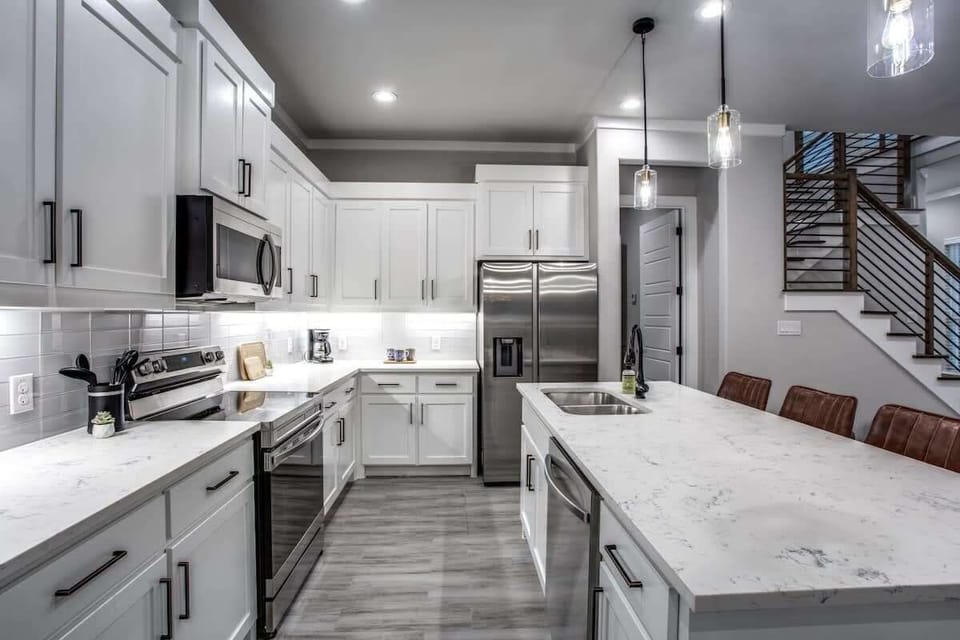 Whether you're a seasoned chef or a casual cook, this chef’s kitchen features high-end appliances and everything you need to whip up delicious meals and snacks!