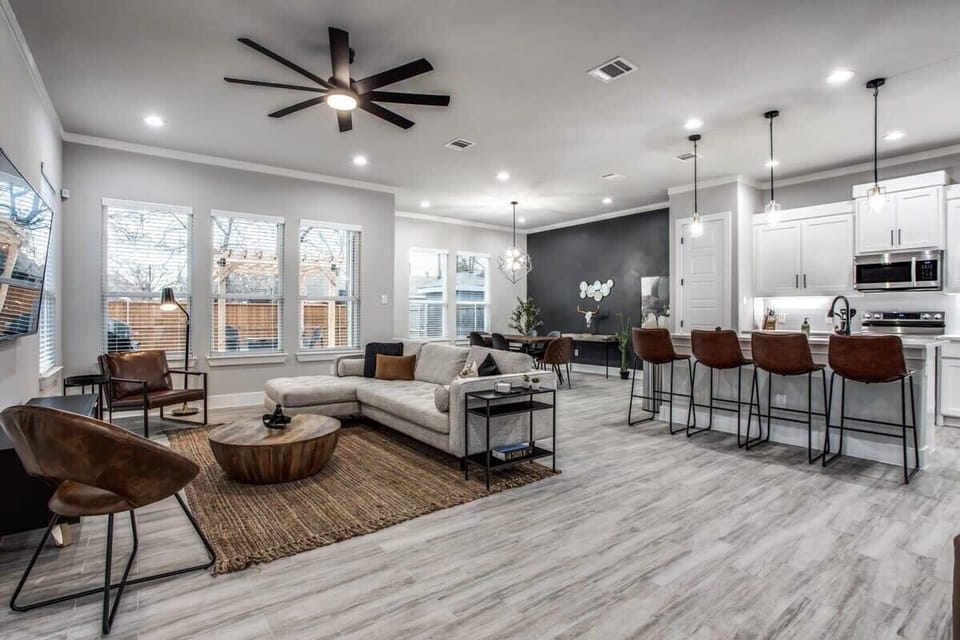 With a spacious open-concept living space, you can easily socialize and hang out no matter if you’re in the living space, dining room, or kitchen!