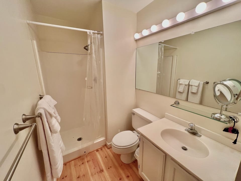 Master bedroom#1, full bathroom en-suite