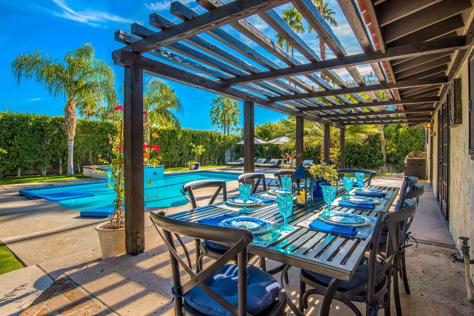
Full seating for 8 with outdoor plates and glasses provided!