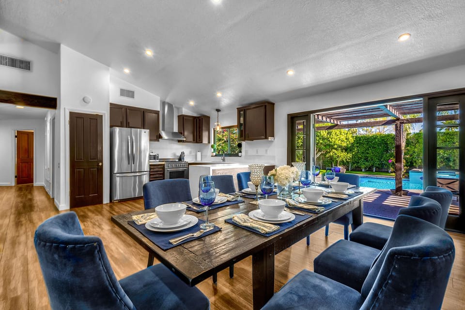 Full dining for 8 adults!