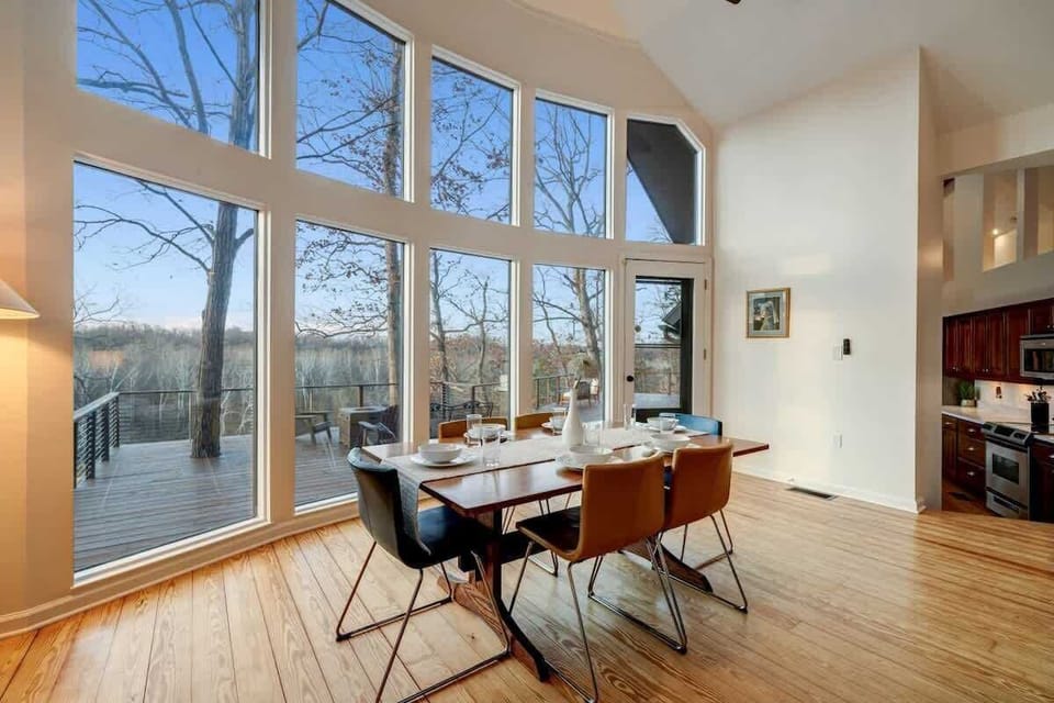 Dedicated dining area, seating for 6!