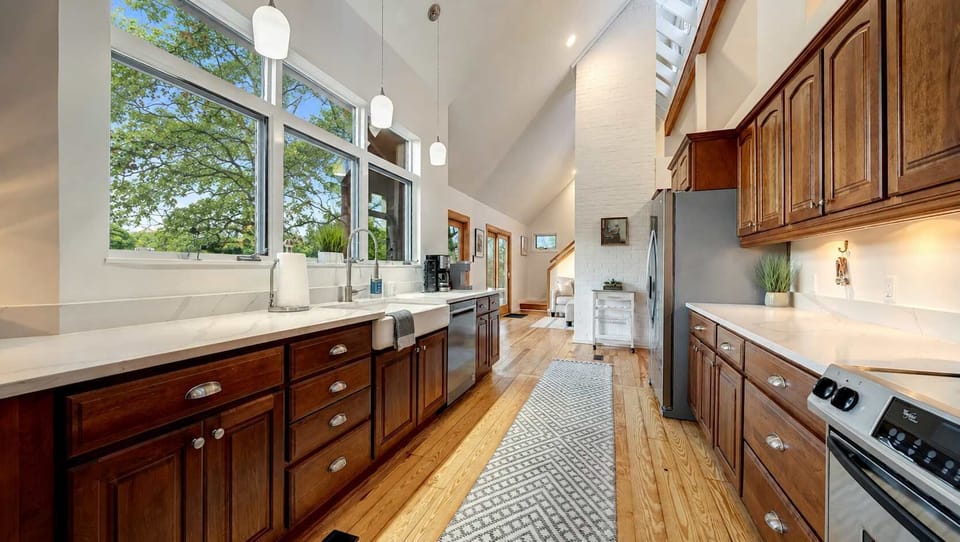 This kitchen is perfect for all you cooking needs. 