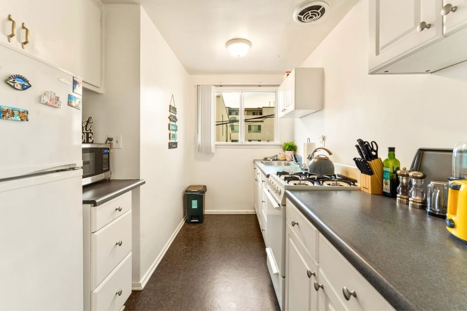 Fully equipt kitchen for cooking.