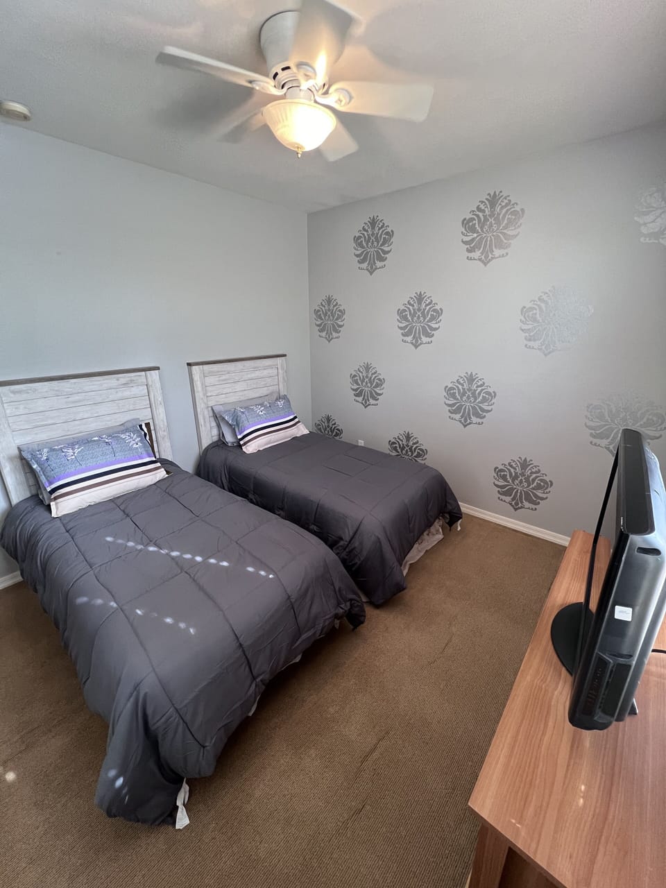 Guest bedroom 2 with two twin beds