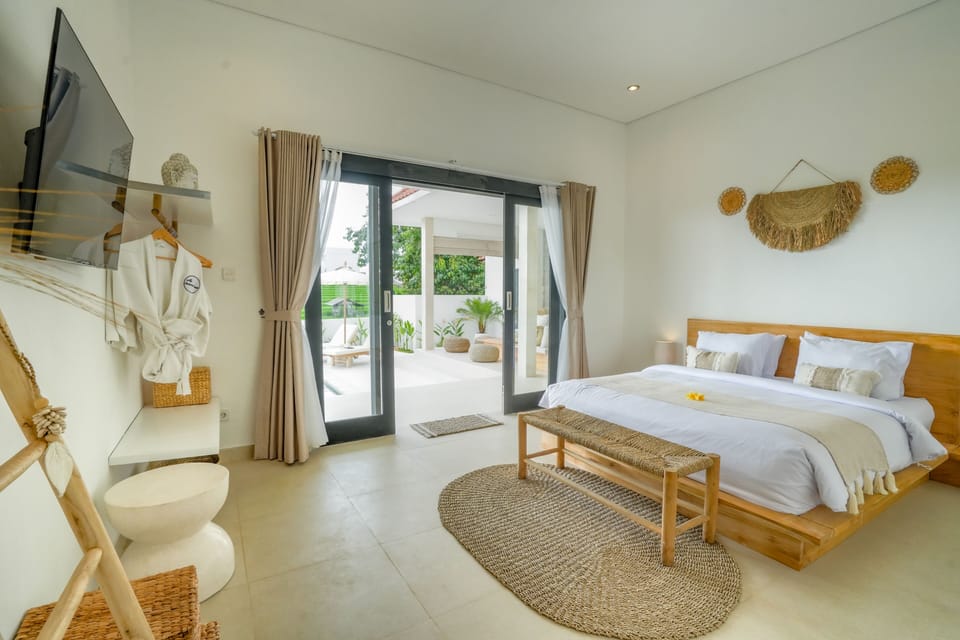 Elegant bedroom with comfy King size bed and ensuite.