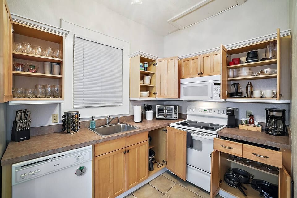 From small appliances, dinnerware, flatware, glasses, and everything in between, your meals will be easy to prepare during your stay!