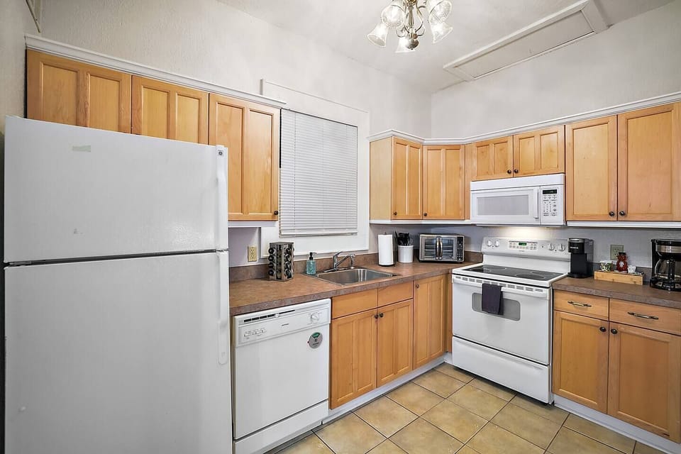 he fully stocked kitchen is sure to impress, perfect for all your cooking needs!